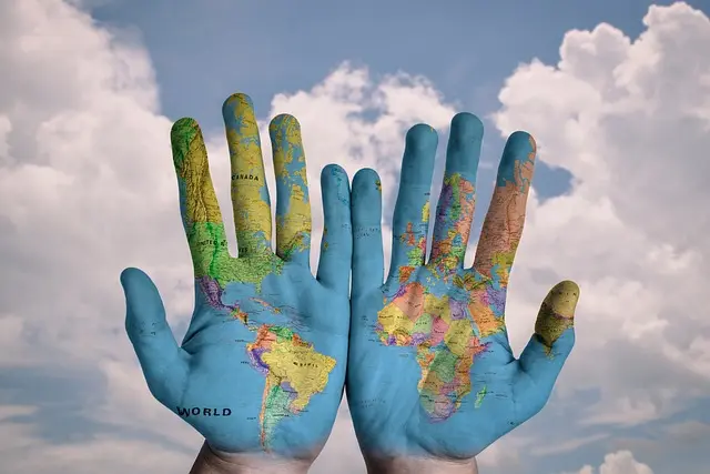 Mains ouvertes côte à côte peintes et qui représentent les continents pour 2024.