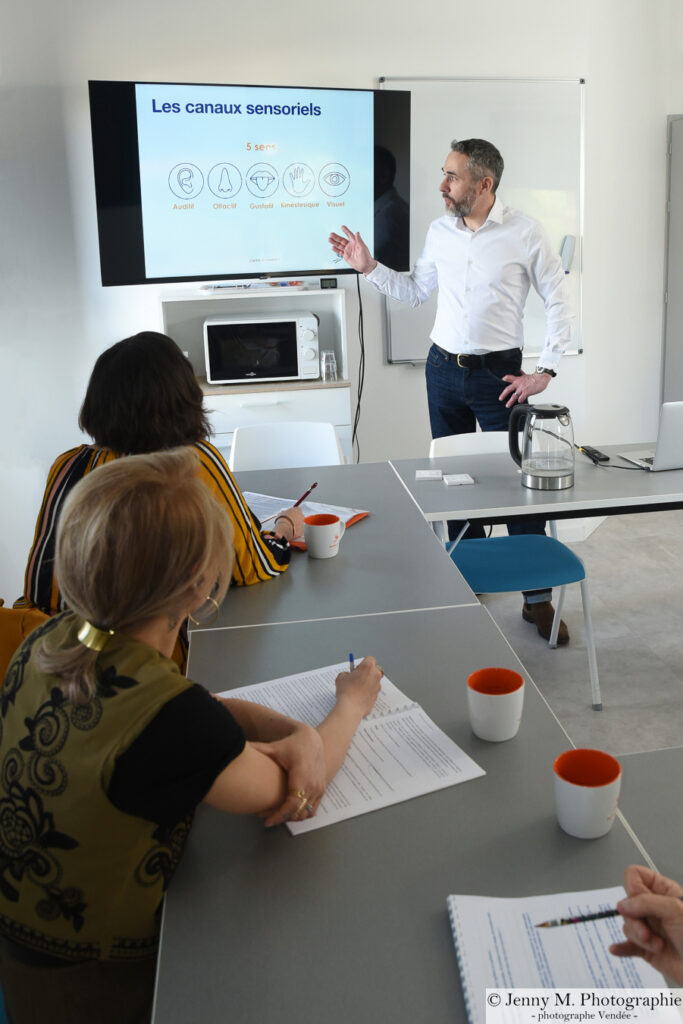 Rodolphe Leroy, hypnothérapeute à La Roche-sur-Yon qui anime une formation en communication bienveillante.