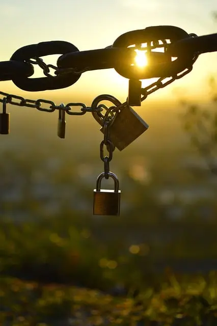 La dépendance affective s'apparente à des cadenas placés sur une chaine. La chaine représentant la relation et le cadenas la peur que cette relationne se rompt... 