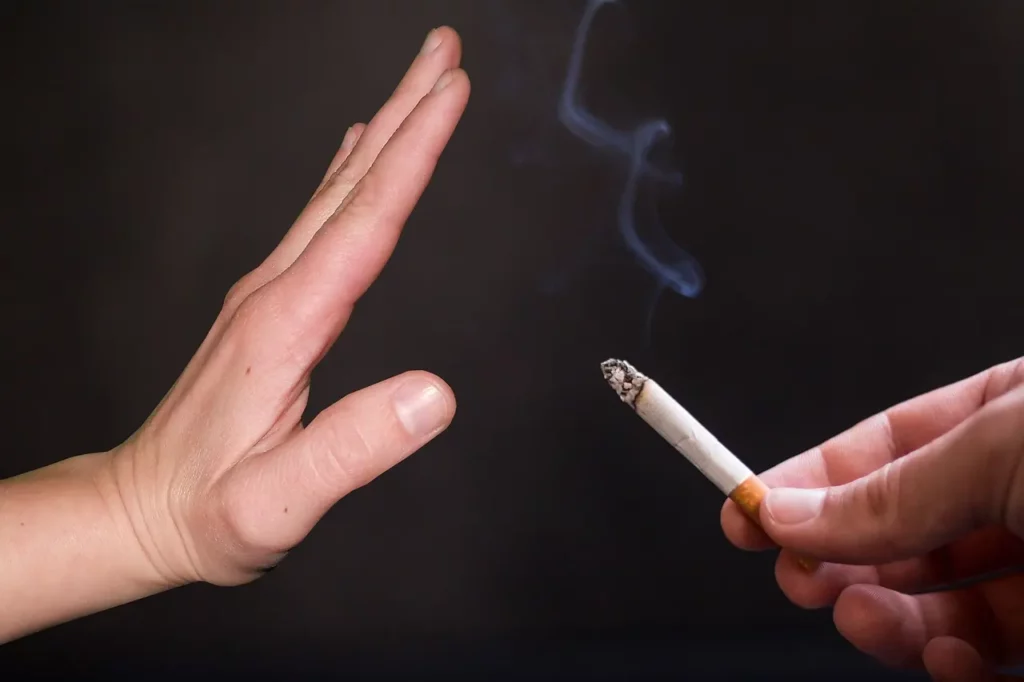 Main tendue qui refuse une cigarette.