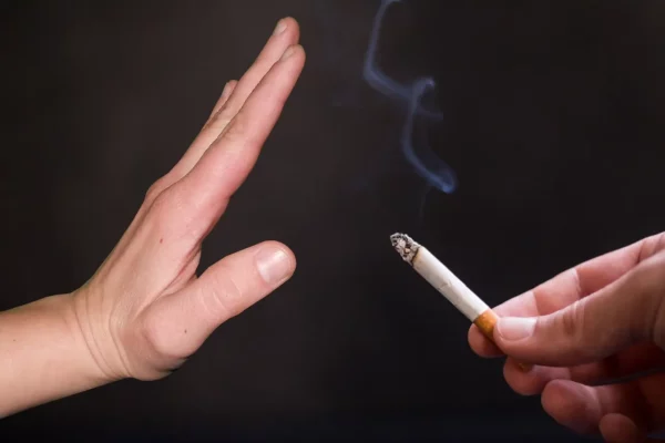 Arrêter de fumer 21 jours. Une main qui s'oppose à une cigarette.