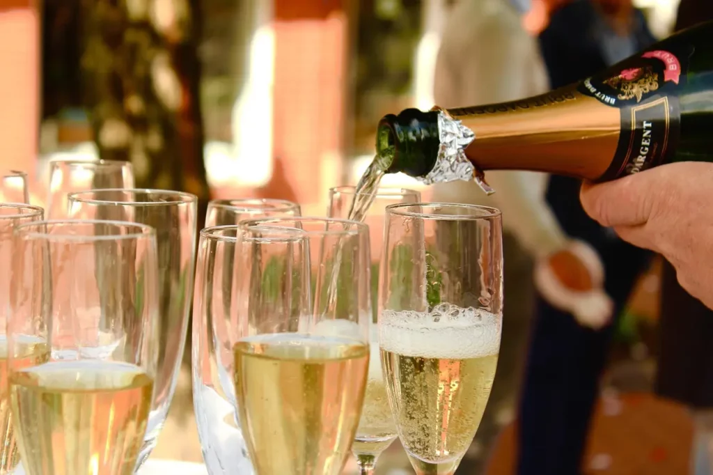 Champagne servi dans des flutes, de manière insidieuse, l'addiction à l'alcool guette à chaque instant.