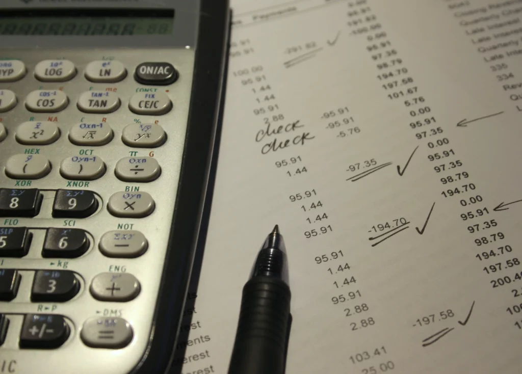 Calculatrice et stylo posés sur un relevé de compte. Combien coûte une séance d'hypnose et est-elle remboursée ?
