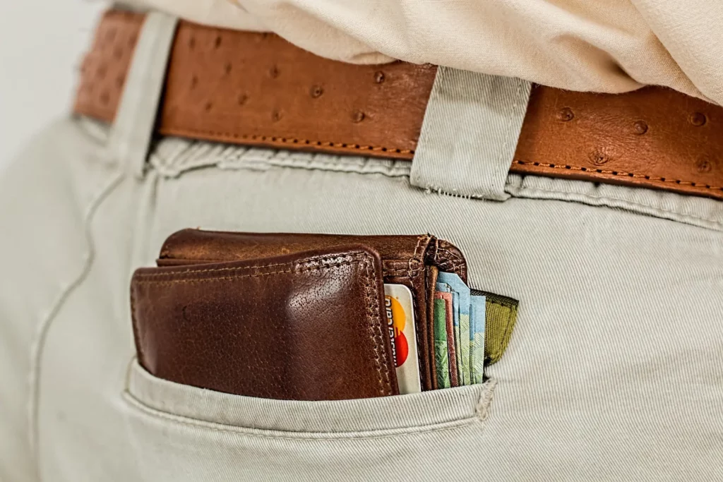 Poche arrière d'un pantalon avec un portefeuille et de l'argent qui dépasse. Combien coûte une séance d'hypnose et est-elle remboursée ?